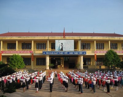 Học sinh dong dien the dục